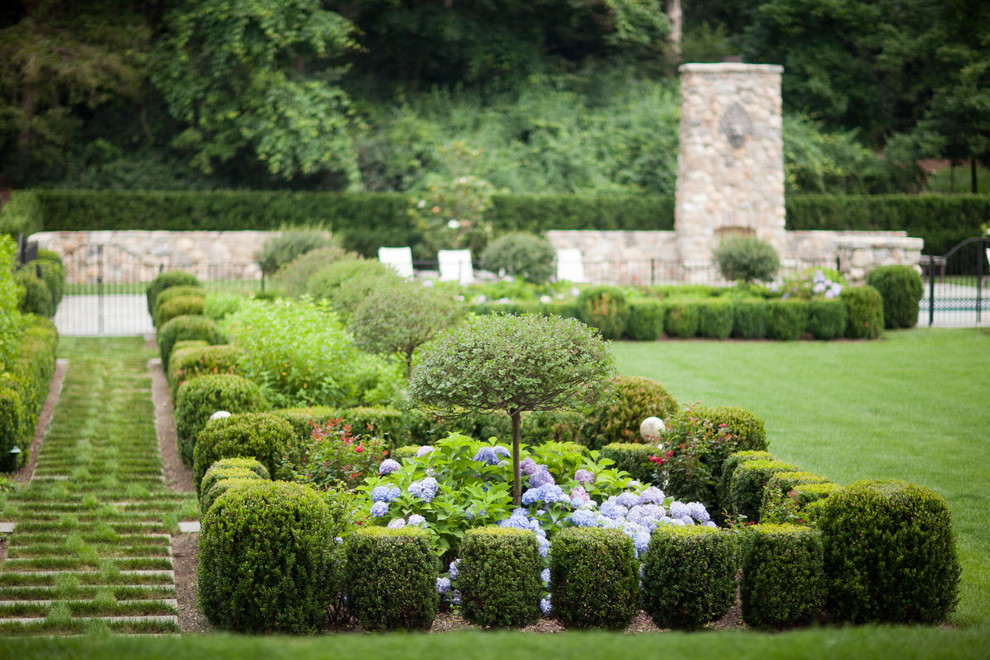 Immagine di un grande giardino formale classico esposto in pieno sole dietro casa con un ingresso o sentiero e pavimentazioni in cemento