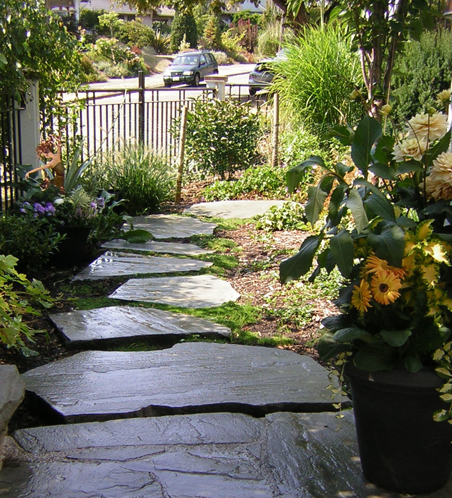 Foto di un giardino stile americano esposto a mezz'ombra di medie dimensioni con pavimentazioni in pietra naturale