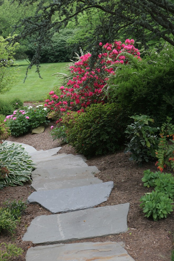 Esempio di un piccolo giardino classico con un pendio, una collina o una riva e pavimentazioni in pietra naturale