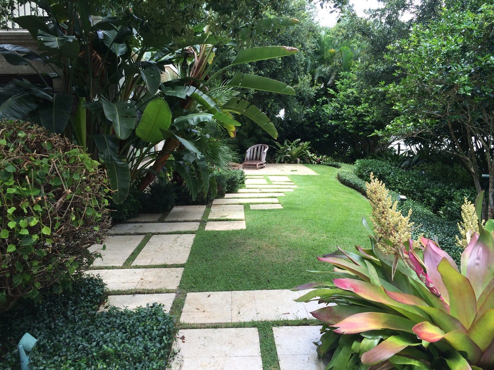Inspiration pour un grand jardin latéral design au printemps avec une exposition partiellement ombragée et des pavés en pierre naturelle.