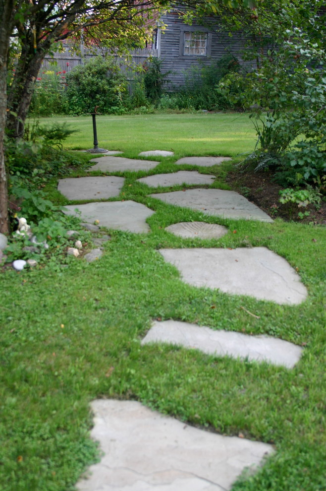 Foto di un giardino boho chic in estate con un ingresso o sentiero e pavimentazioni in pietra naturale