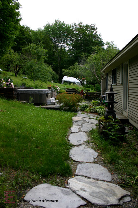 Idee per un giardino eclettico in estate con un ingresso o sentiero e pavimentazioni in pietra naturale
