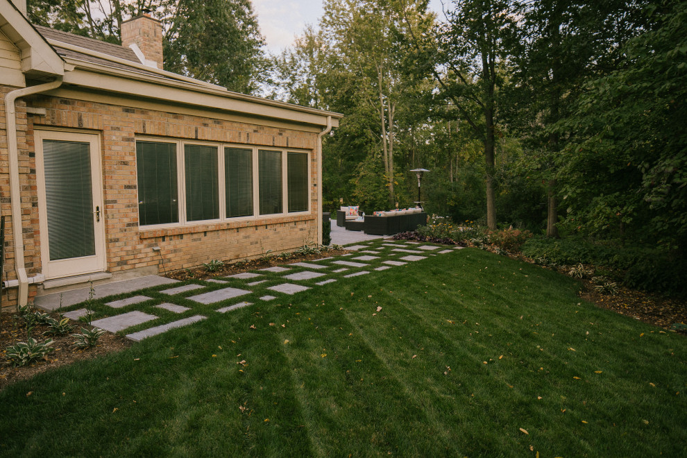 Mittelgroßer Klassischer Garten neben dem Haus mit Gehweg und Natursteinplatten in Toronto