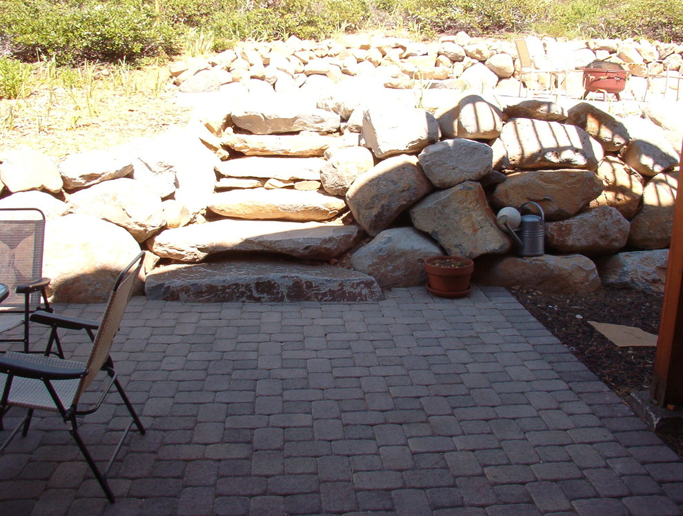 Diseño de pista deportiva descubierta clásica de tamaño medio en patio trasero con adoquines de piedra natural