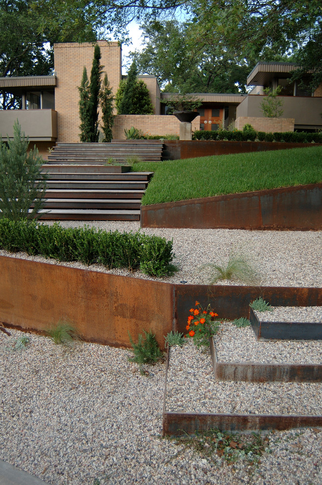 Aménagement d'un jardin contemporain avec un mur de soutènement.