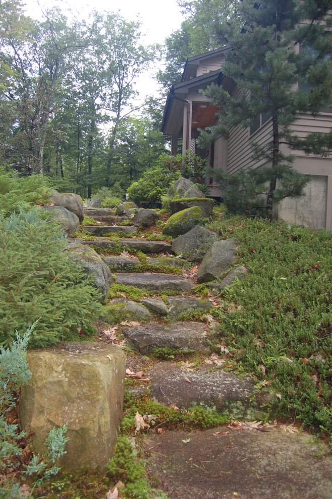 Cette image montre un jardin chalet de taille moyenne avec des pavés en pierre naturelle.