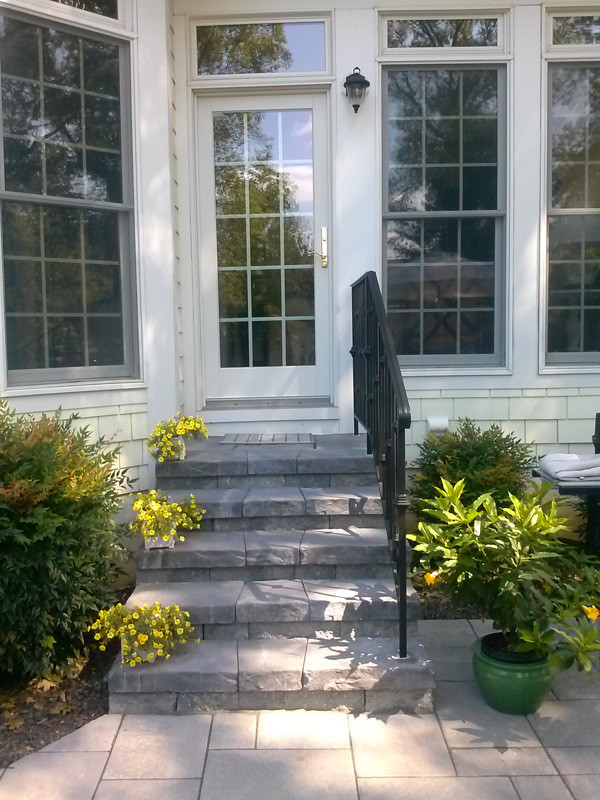 Inspiration pour un petit aménagement d'entrée ou allée de jardin arrière traditionnel avec des pavés en béton.