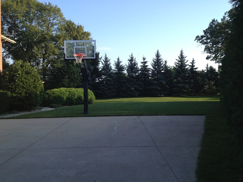 Inspiration for a large classic front partial sun garden in Milwaukee with an outdoor sport court.