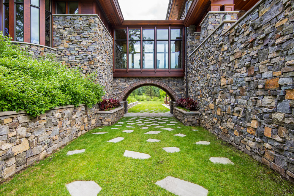 Diseño de camino de jardín de estilo americano de tamaño medio en verano en patio trasero con jardín francés, exposición total al sol y adoquines de piedra natural