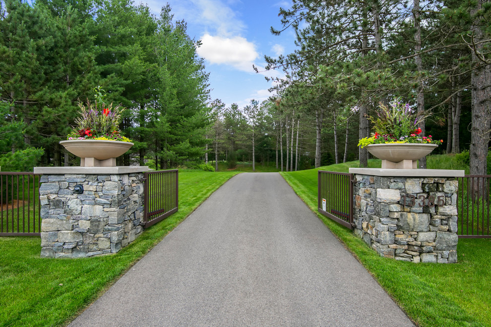 Esempio di un giardino formale stile americano esposto in pieno sole di medie dimensioni e dietro casa in estate con un ingresso o sentiero e pavimentazioni in pietra naturale