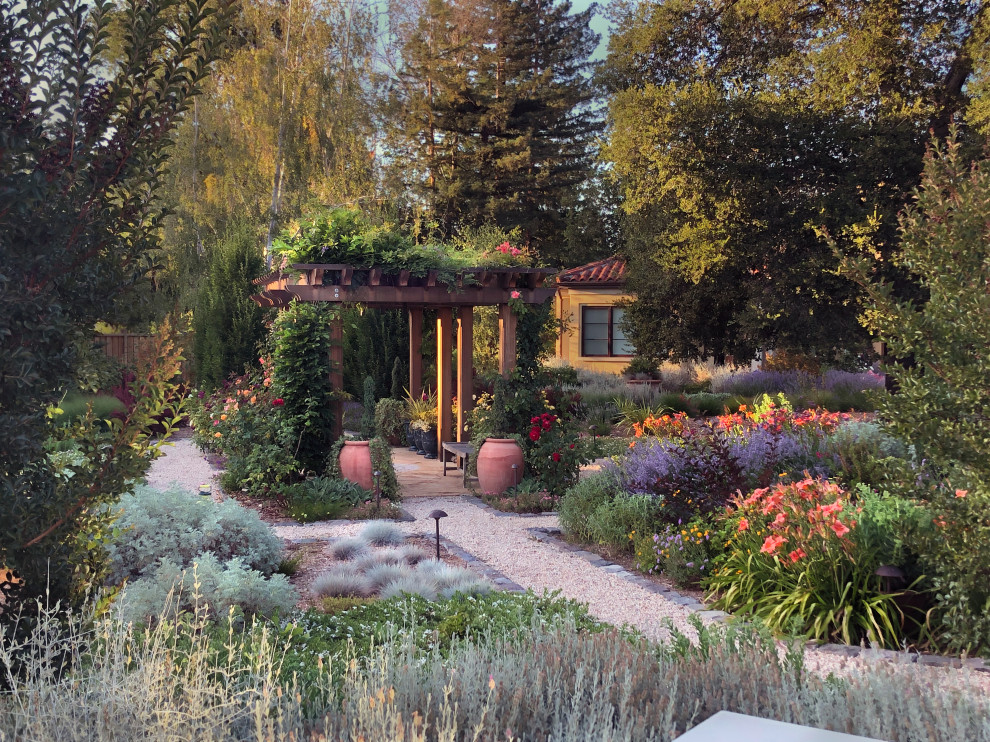 Geräumiger, Geometrischer Mediterraner Garten im Sommer, hinter dem Haus mit direkter Sonneneinstrahlung und Holzzaun in San Francisco