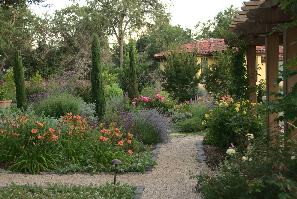 Inspiration pour un très grand jardin arrière méditerranéen avec une exposition ensoleillée et du gravier.