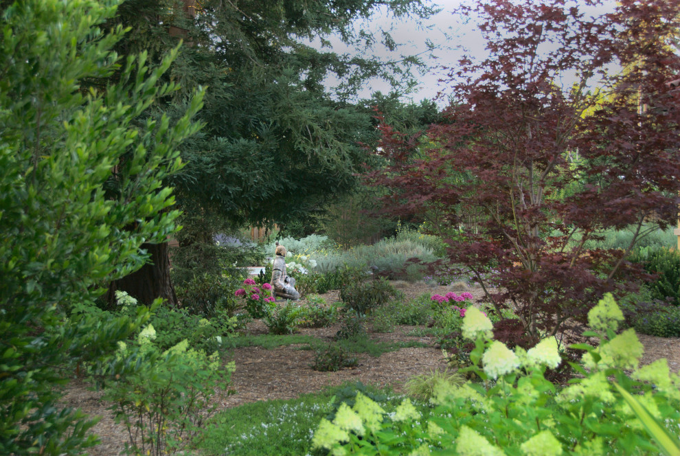 Inspiration för en mycket stor medelhavsstil trädgård i delvis sol insynsskydd och längs med huset på hösten, med marktäckning