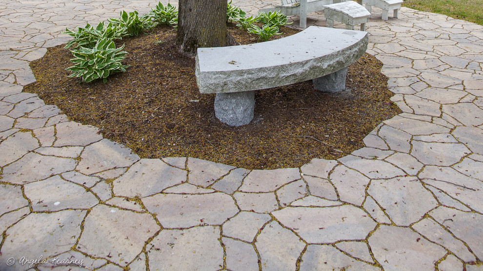 Foto på en mellanstor eklektisk trädgård i skuggan på sommaren, med marksten i betong