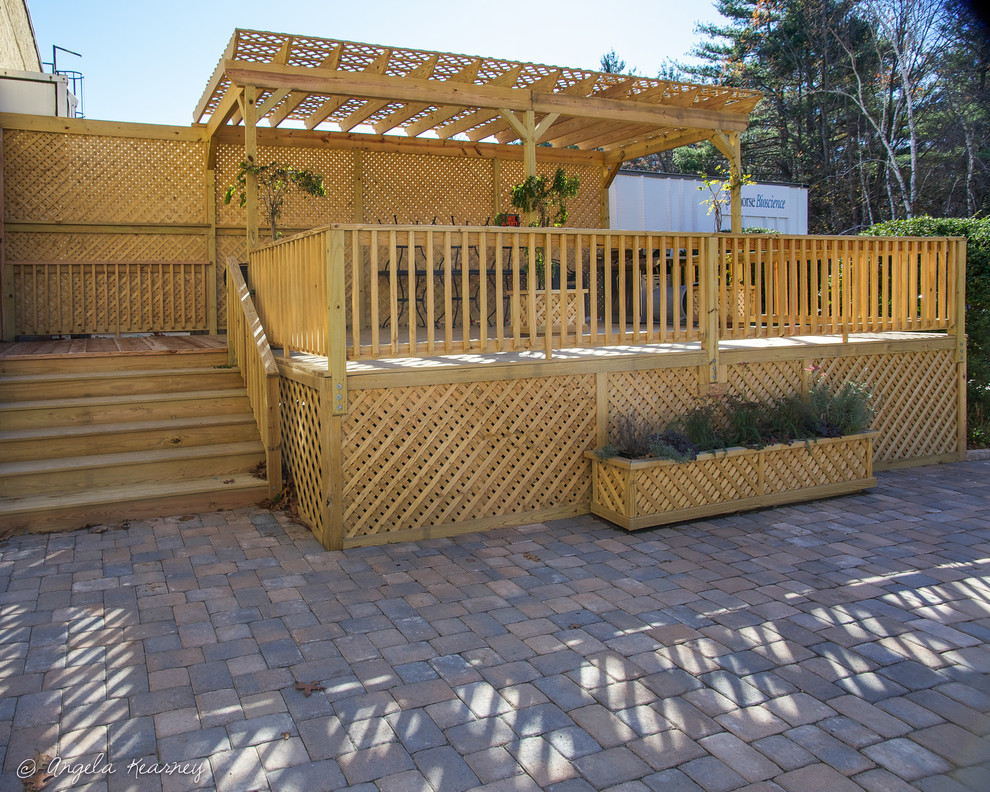 Идея дизайна: солнечная, летняя спортивная площадка среднего размера на внутреннем дворе в стиле фьюжн с хорошей освещенностью и мощением тротуарной плиткой