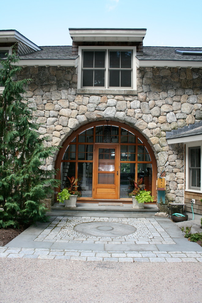Ispirazione per un grande vialetto d'ingresso stile rurale esposto in pieno sole davanti casa in estate con pavimentazioni in pietra naturale