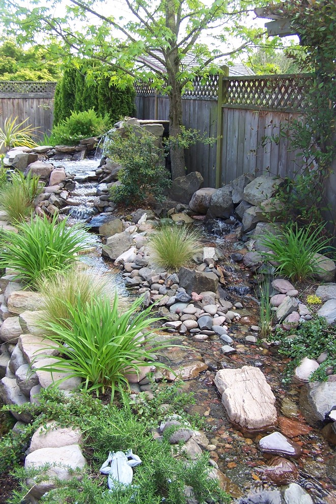 Inspiration for a traditional landscaping in Portland.