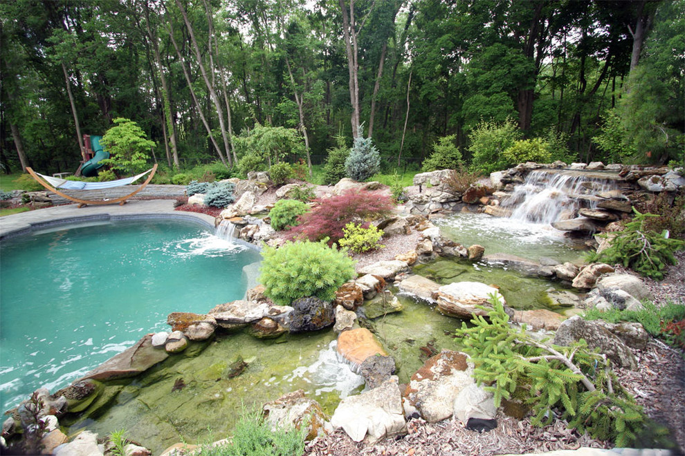 Großer Rustikaler Garten hinter dem Haus mit Wasserspiel in Philadelphia
