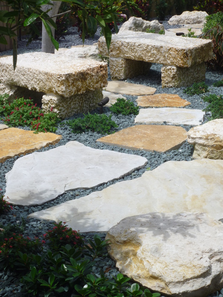 Diseño de camino de jardín exótico en patio trasero con adoquines de piedra natural
