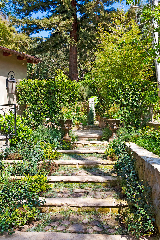 На фото: участок и сад на склоне в восточном стиле с покрытием из каменной брусчатки