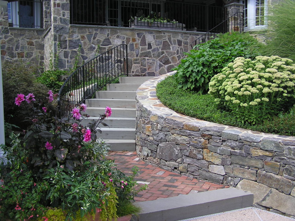 Пример оригинального дизайна: участок и сад в классическом стиле с подпорной стенкой