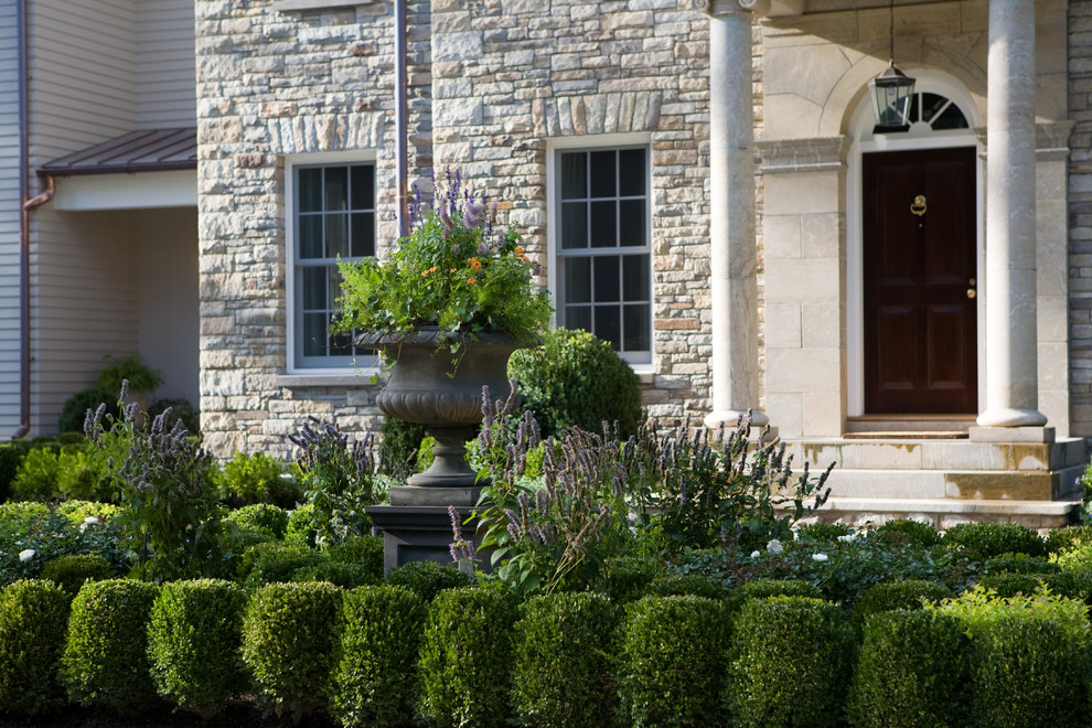 Diseño de jardín clásico extra grande en verano en patio con jardín francés, exposición parcial al sol y adoquines de piedra natural