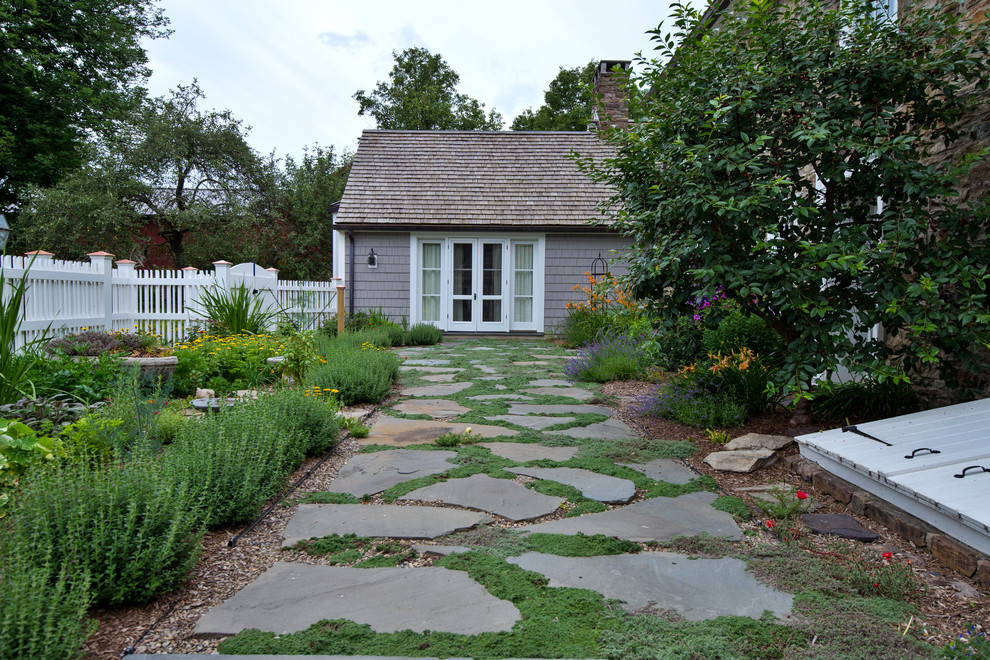 Imagen de camino de jardín de estilo de casa de campo con exposición total al sol y adoquines de piedra natural