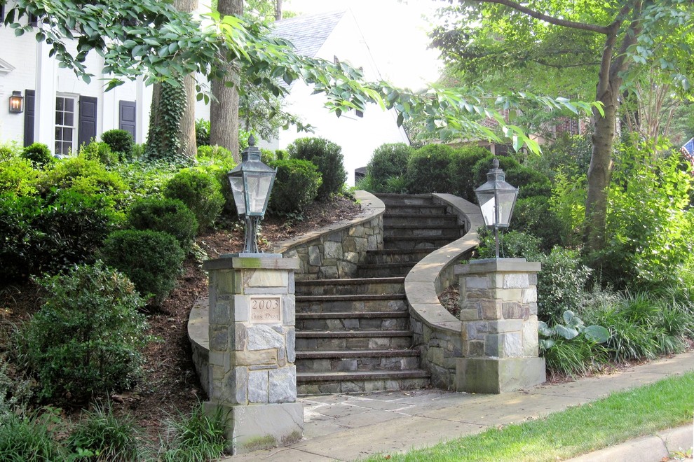 ワシントンD.C.にある高級な中くらいなトラディショナルスタイルのおしゃれな庭 (擁壁、日陰、天然石敷き) の写真