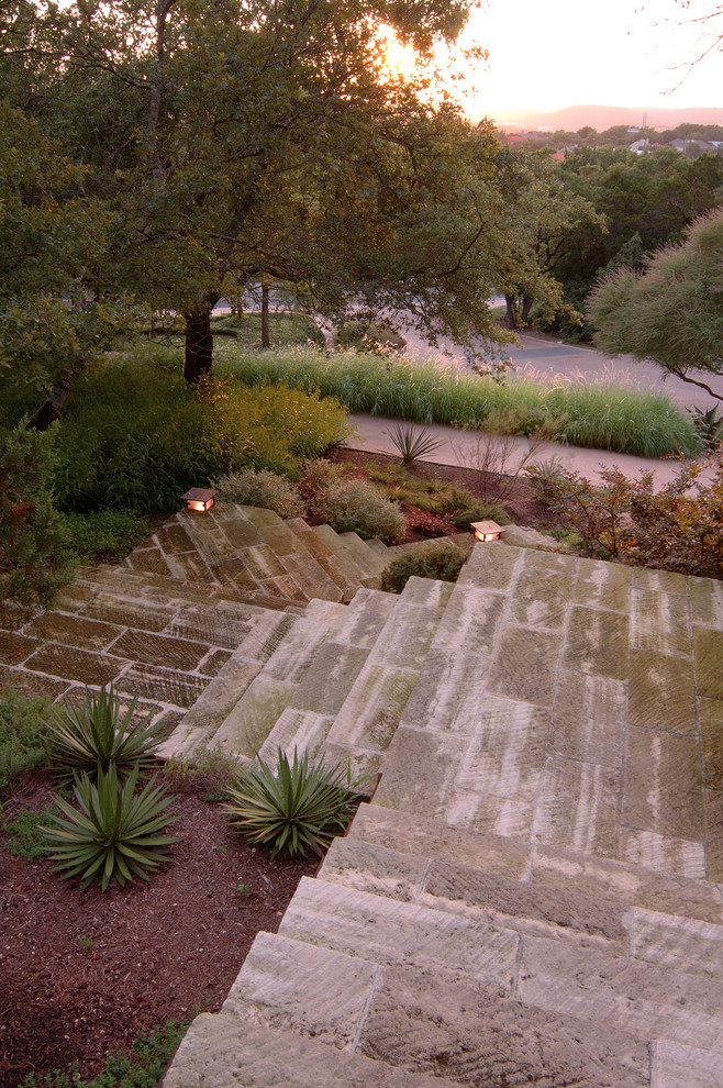 Klassischer Garten mit Natursteinplatten in Austin