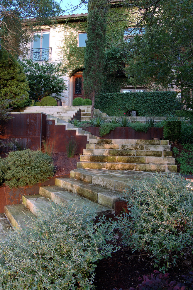 オースティンにあるトラディショナルスタイルのおしゃれな庭 (傾斜地、天然石敷き、階段) の写真