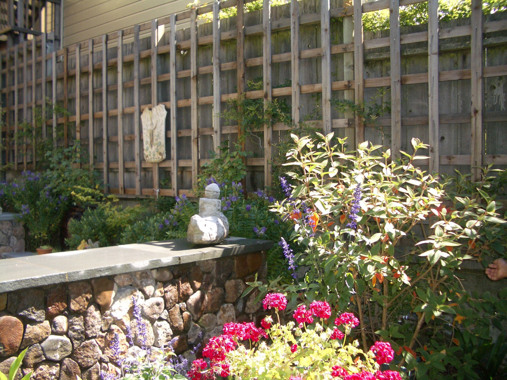 Идея дизайна: маленький солнечный участок и сад на заднем дворе в восточном стиле с хорошей освещенностью и покрытием из каменной брусчатки для на участке и в саду