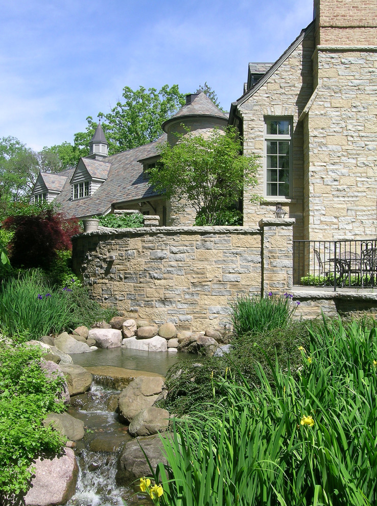 Photo of a traditional full sun stone water fountain landscape in Milwaukee.
