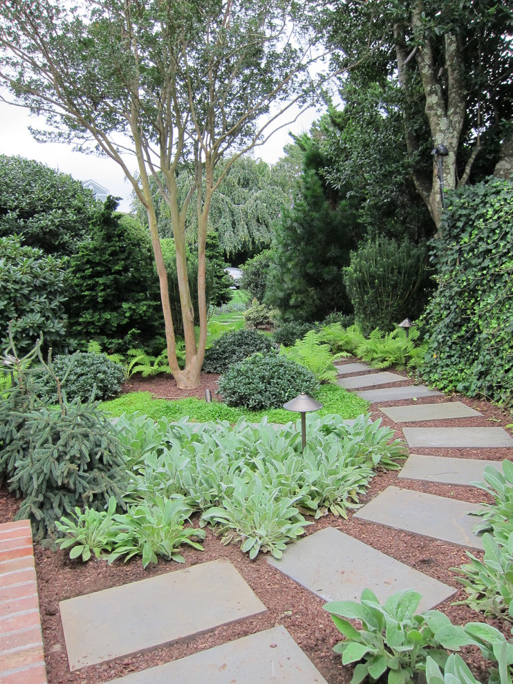 Immagine di un giardino classico in ombra di medie dimensioni e dietro casa con un ingresso o sentiero e pavimentazioni in cemento