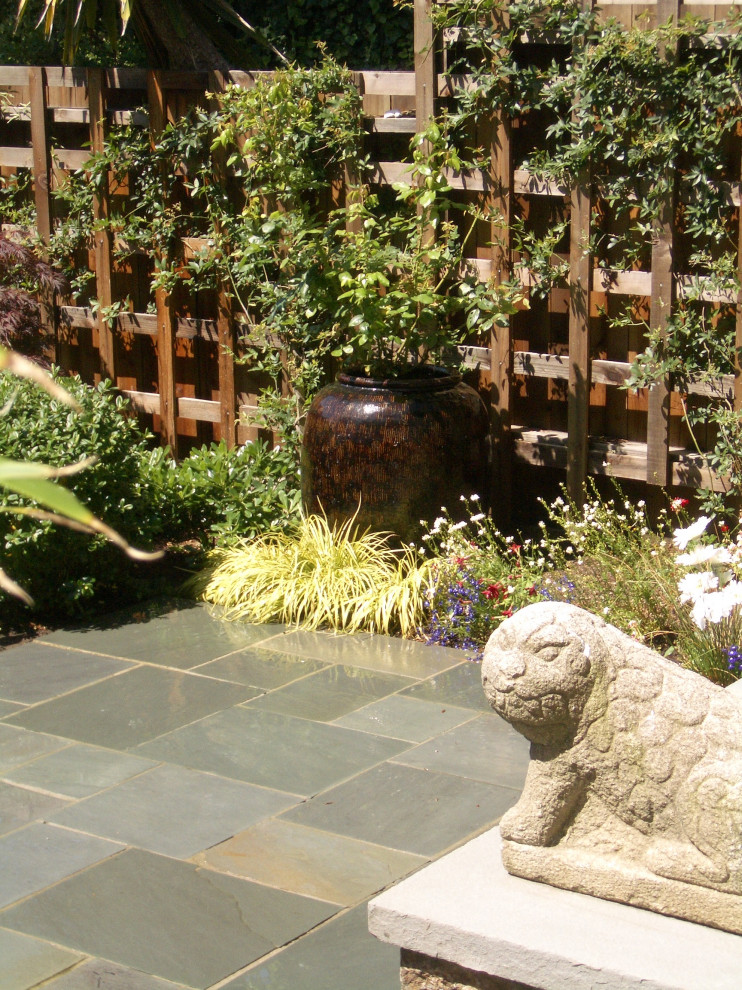 Foto di un piccolo giardino etnico esposto in pieno sole dietro casa con pavimentazioni in pietra naturale