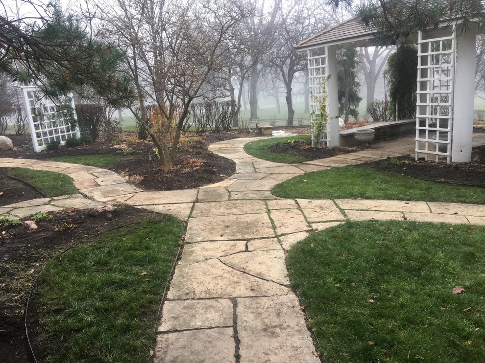 Foto di un giardino formale con un ingresso o sentiero e pavimentazioni in pietra naturale