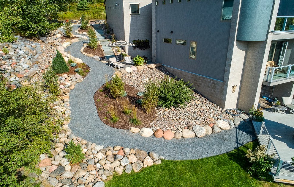 Идея дизайна: участок и сад на склоне в стиле модернизм с садовой дорожкой или калиткой и мульчированием