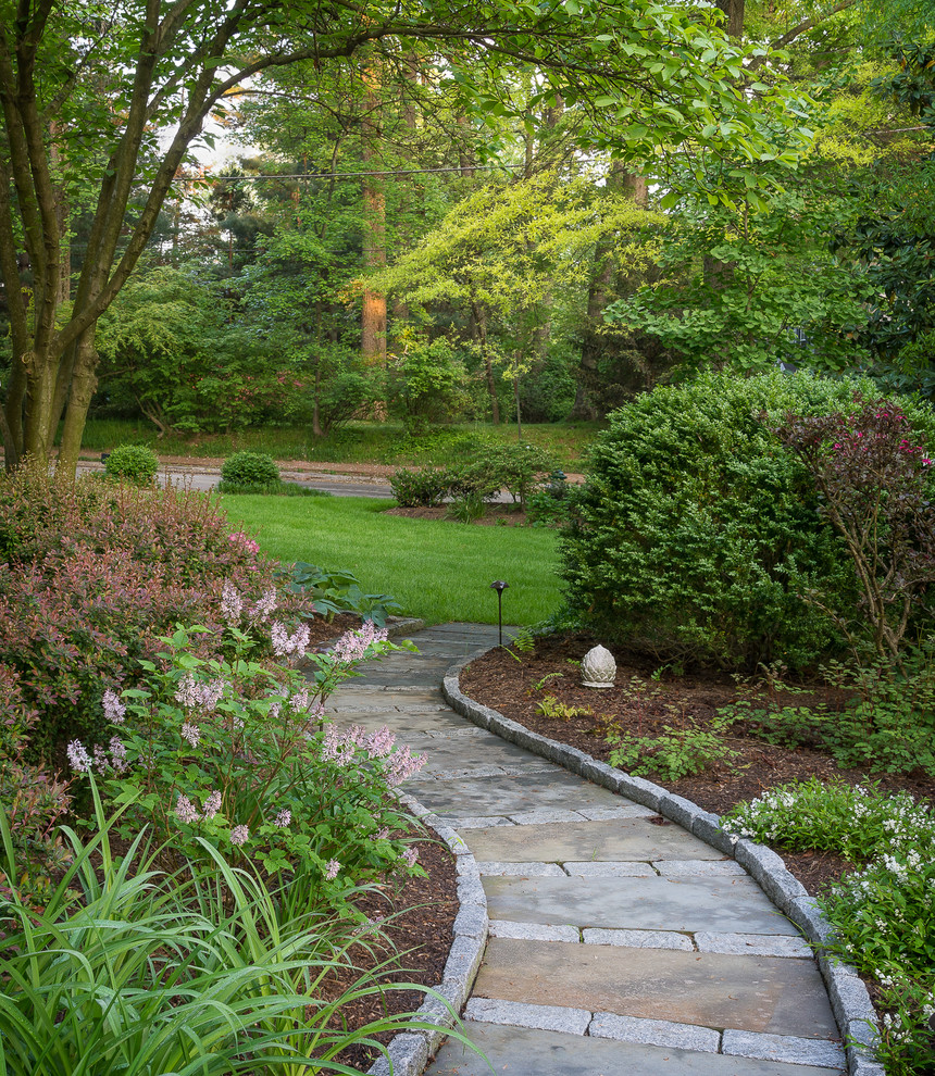 Esempio di un giardino contemporaneo nel cortile laterale con un ingresso o sentiero e pavimentazioni in pietra naturale