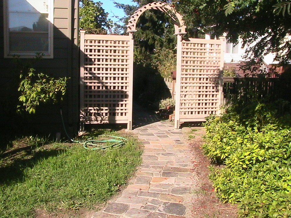 Стильный дизайн: участок и сад среднего размера на боковом дворе в современном стиле с садовой дорожкой или калиткой и покрытием из каменной брусчатки - последний тренд