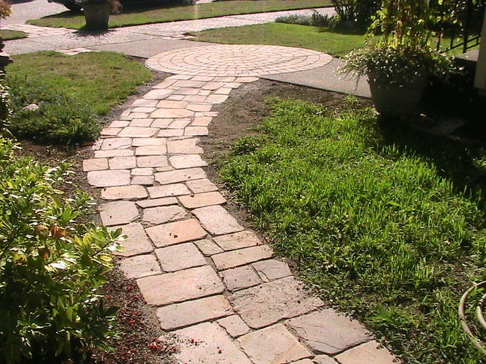 Пример оригинального дизайна: участок и сад среднего размера на боковом дворе в современном стиле с садовой дорожкой или калиткой и покрытием из каменной брусчатки