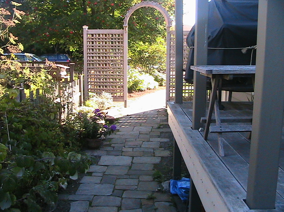 Ejemplo de camino de jardín contemporáneo de tamaño medio en patio lateral con adoquines de piedra natural