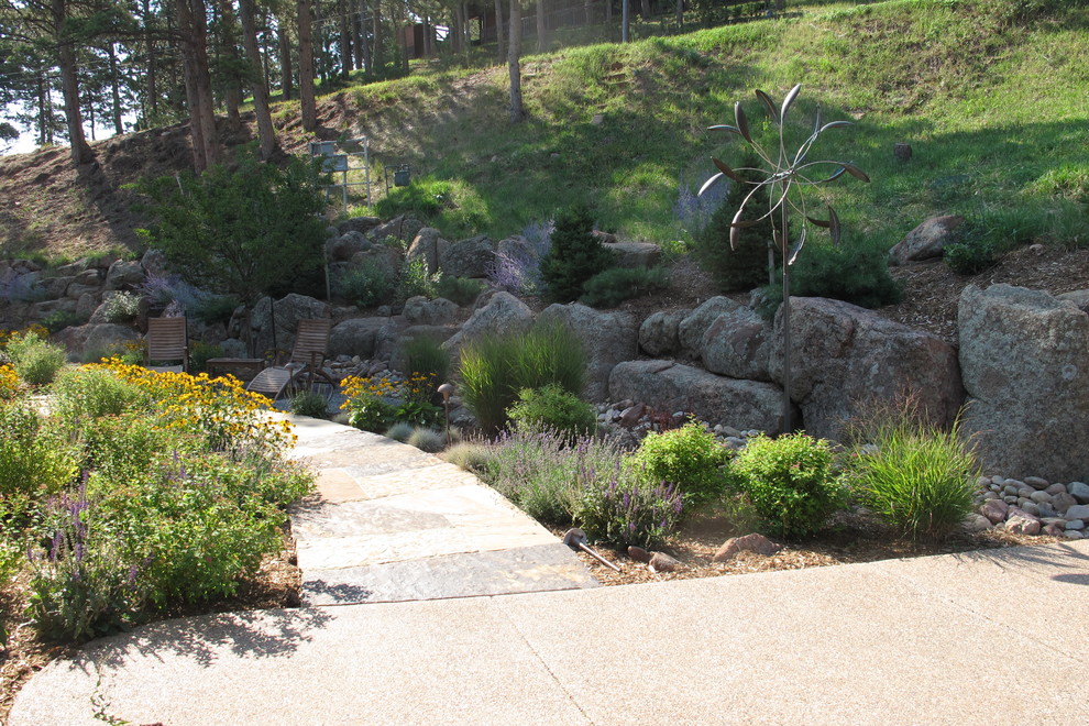 Ejemplo de camino de jardín clásico renovado grande en verano en patio trasero con exposición parcial al sol y adoquines de piedra natural