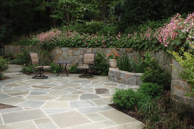 Esempio di un giardino tradizionale in ombra di medie dimensioni e dietro casa con fontane e pavimentazioni in pietra naturale