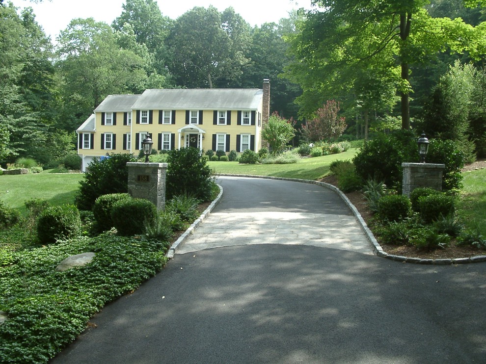 На фото: летний участок и сад на заднем дворе в классическом стиле с подъездной дорогой, полуденной тенью и покрытием из каменной брусчатки с