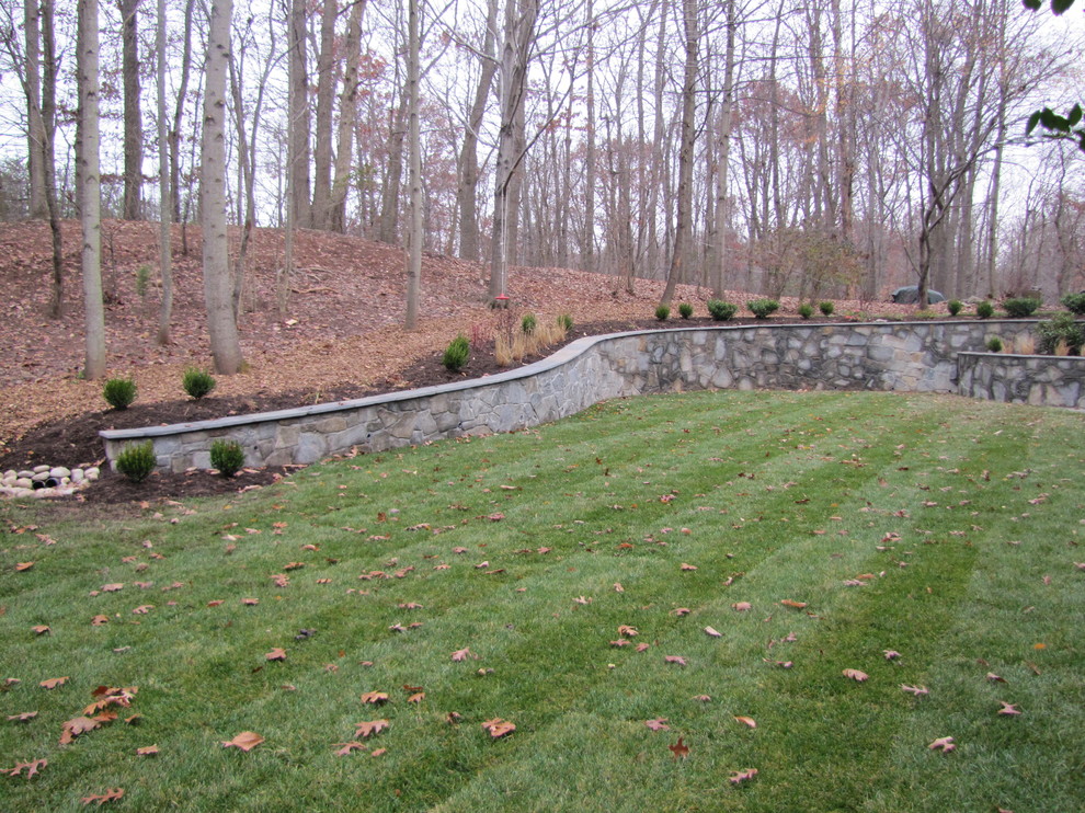 Пример оригинального дизайна: участок и сад среднего размера на заднем дворе в классическом стиле с подпорной стенкой, полуденной тенью и покрытием из каменной брусчатки