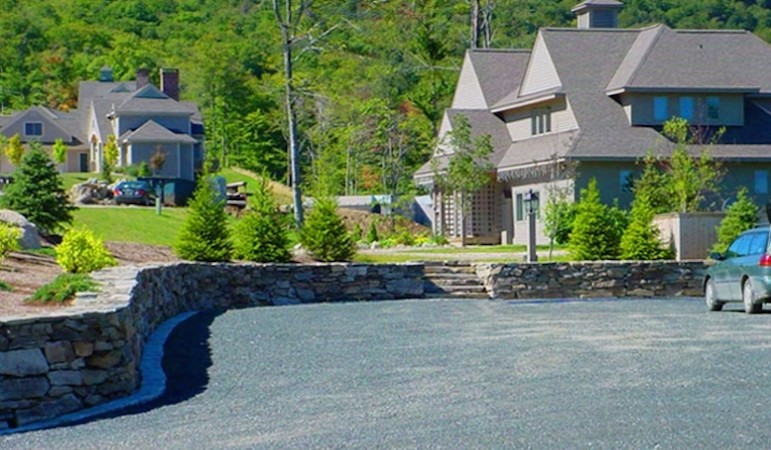 Foto di un grande vialetto d'ingresso chic esposto in pieno sole davanti casa con ghiaia
