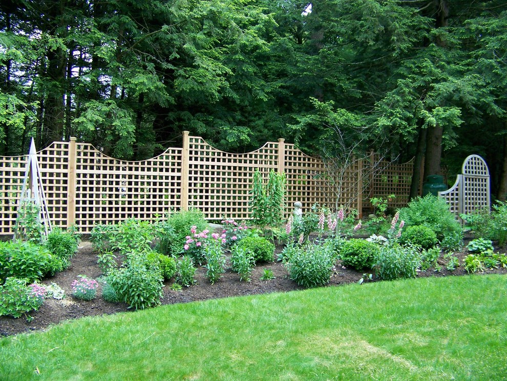 Идея дизайна: участок и сад среднего размера на заднем дворе в классическом стиле с полуденной тенью и мульчированием