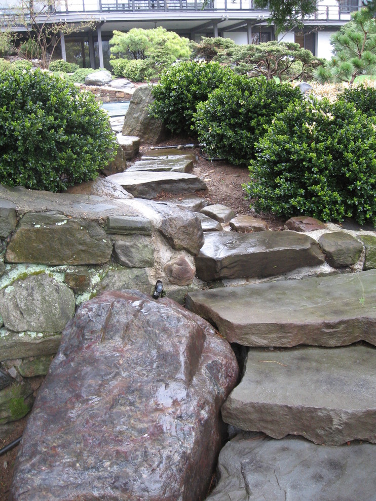 Exemple d'un grand aménagement d'entrée ou allée de jardin arrière asiatique l'été avec une exposition ombragée et des pavés en pierre naturelle.