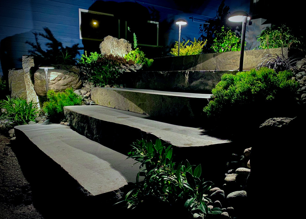 Idee per un giardino stile rurale esposto a mezz'ombra con sassi di fiume e scale