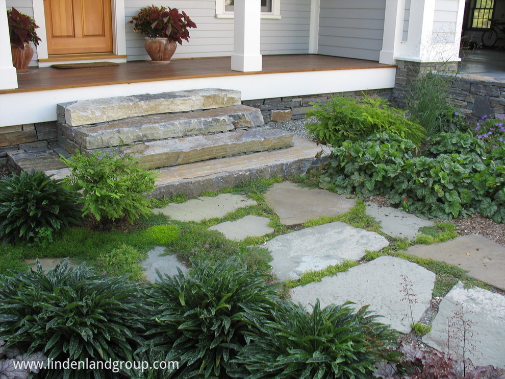 Inspiration pour un aménagement d'entrée ou allée de jardin avant design de taille moyenne avec une exposition ombragée et des pavés en pierre naturelle.
