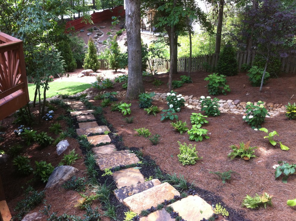 Foto di un grande giardino minimal dietro casa con pavimentazioni in pietra naturale